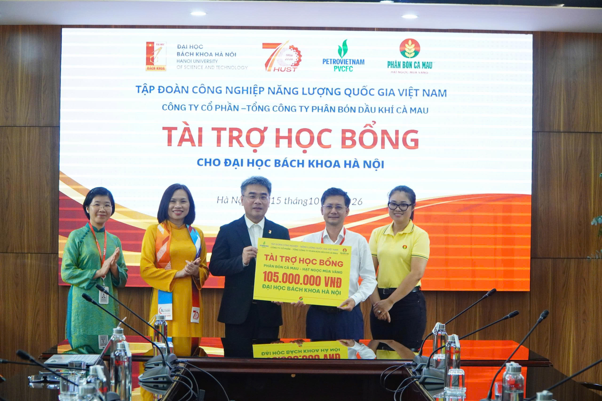 Ông Nguyễn Duy Hải – Phó Tổng Giám đốc PVCFC trao biểu trưng tài trợ cho PGS, TS Huỳnh Đăng Chính – Phó Giám đốc Đại học Bách Khoa Hà Nội