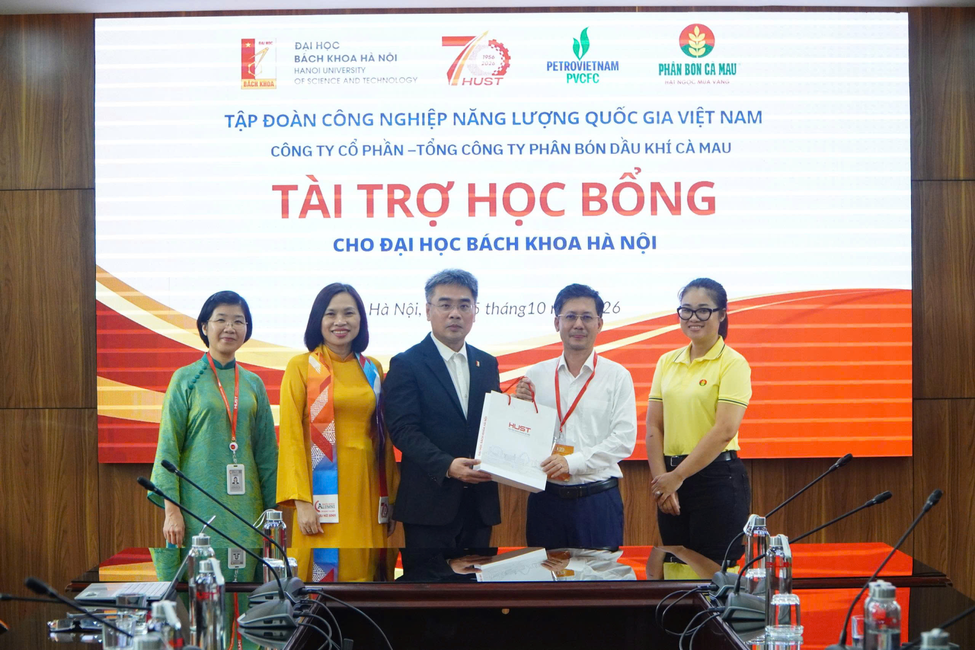 Đại diện PVCFC và Đại học Bách khoa Hà Nội chụp ảnh lưu niệm tại chương trình