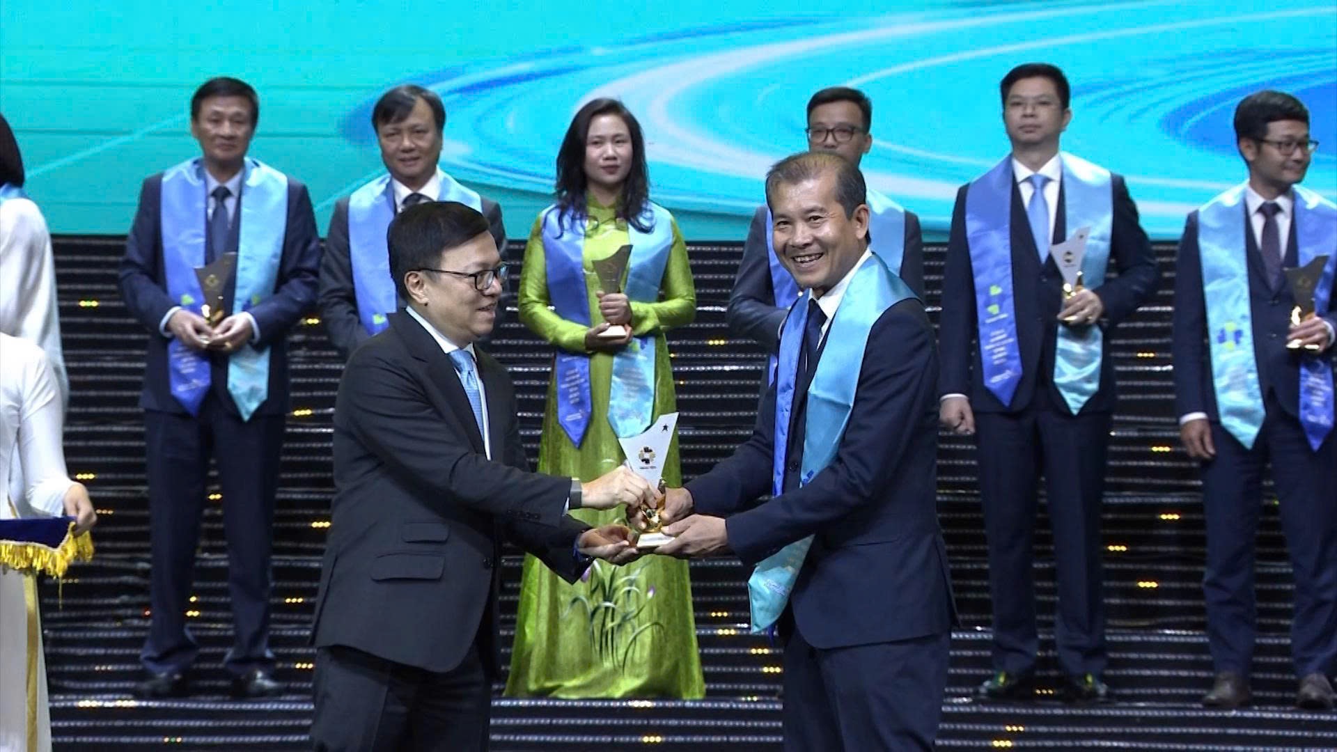 Ông Phan Văn Tâm - Phó TGĐ Cty Cổ phần phân bón Bình Điền nhận biểu trưng Thương hiệu quốc gia năm 2026.