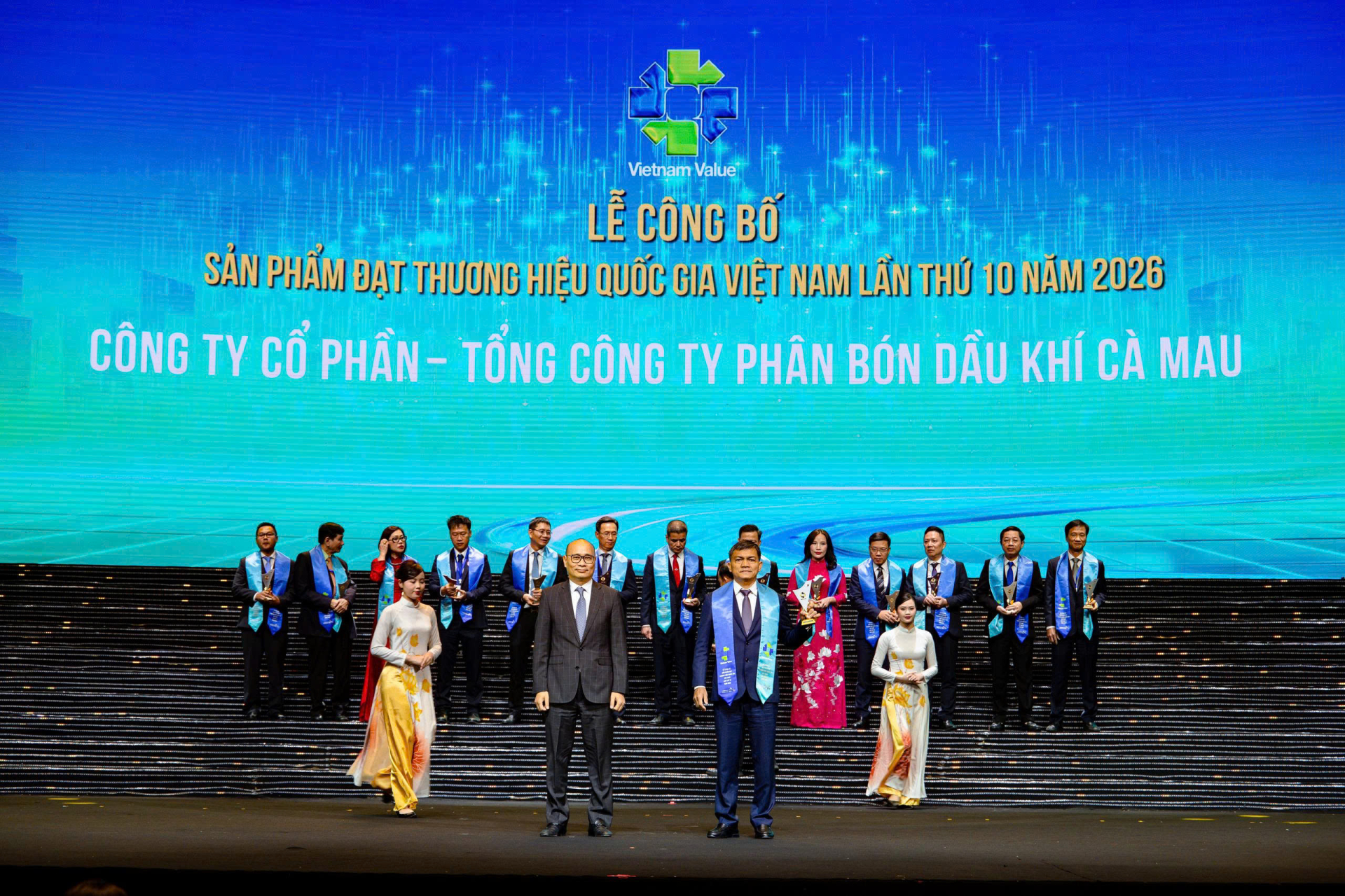 Ông Văn Tiến Thanh – Chủ tịch HĐQT PVCFC nhận biểu trưng Thương hiệu quốc gia Việt Nam lần thứ 10 năm 2026