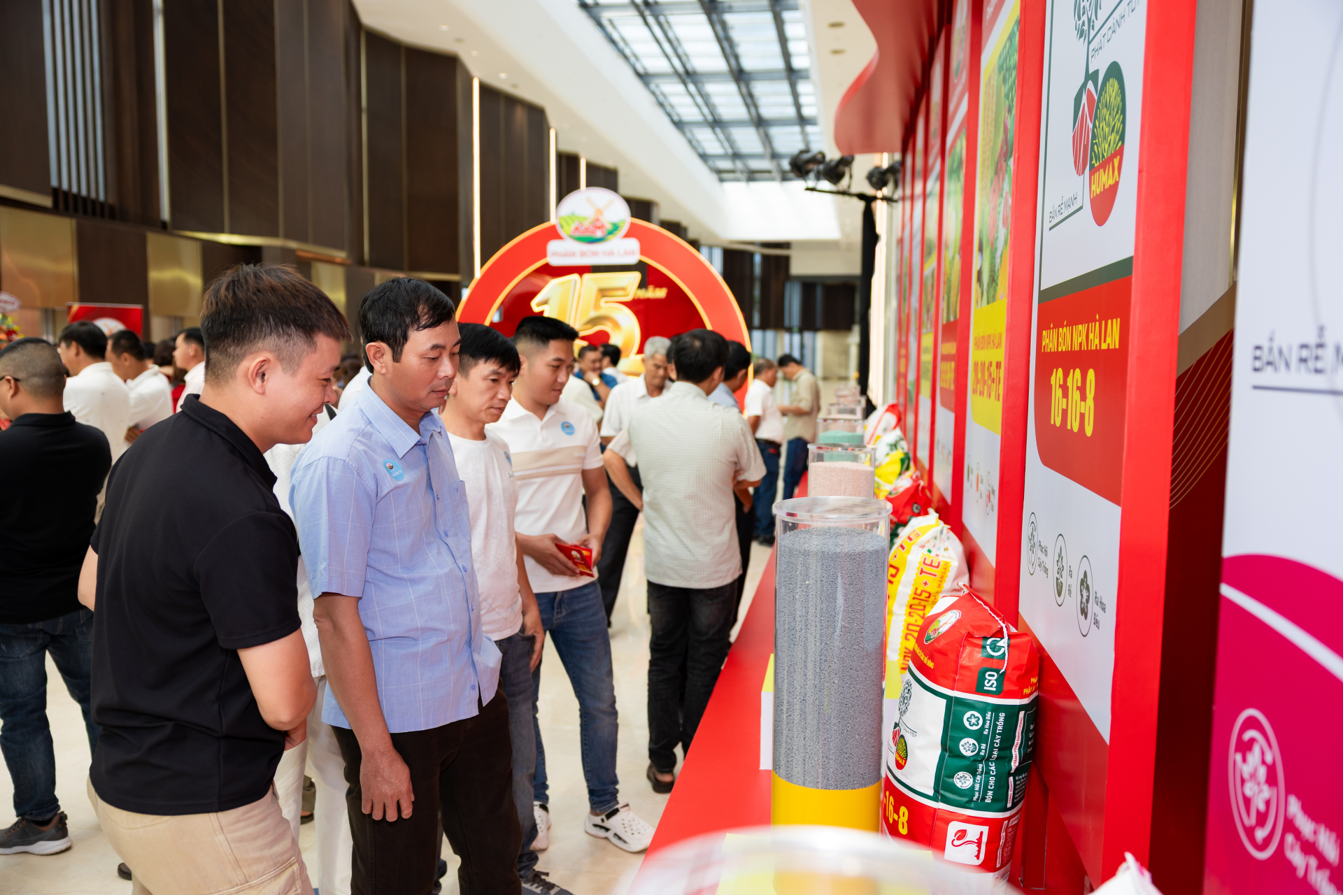Khách mời tham quan các dòng sản phẩm của Phân bón Hà Lan trưng bày tại buổi lễ