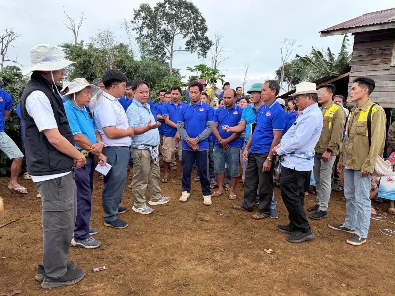 TGĐ Pham Phú Hưng (đứng thứ 4 hàng đầu) trao đổi với nông dân về phát triển cà phê theo chuỗi giá trị