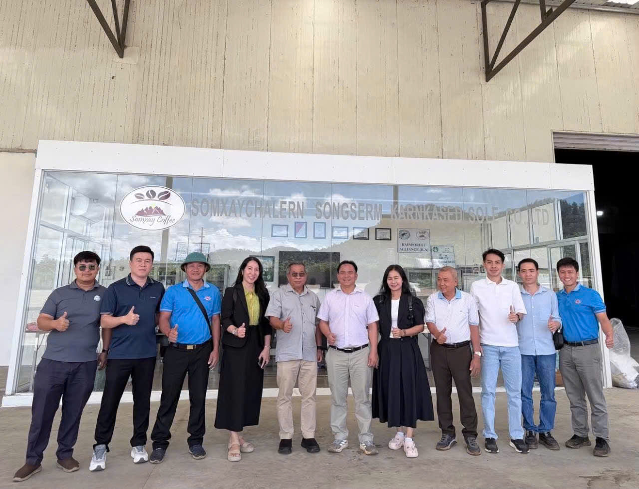 Đoàn công tác Phân bón Mặt Trời Mới thăm Nhà máy chế biến cà phê xuất khẩu và Farm cà phê của Công ty Somxay (Lào)