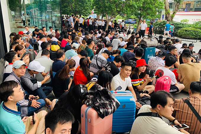Nhiều người Việt đến khá sớm trước Apple Store tại Singapore để 