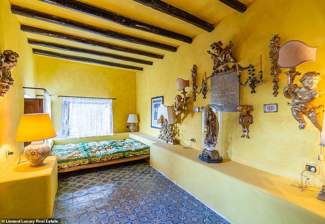 Căn biệt thự ở đảo Stromboli có 7 phòng ngủ, 9 phòng tắm.