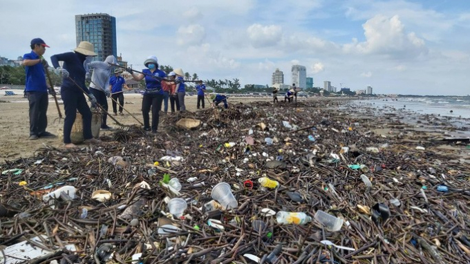 Bãi biển Vũng Tàu ngập trong hàng tấn rác