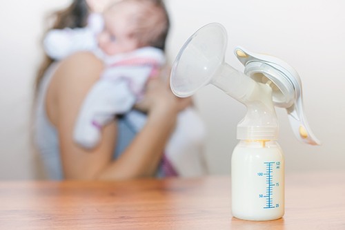 Nhiều bà mẹ chọn dịch vụ thuê máy hút sữa, đồ dùng thiết yếu vì giá thành rẻ, tiện lợi mà không biết tiềm ẩn nhiều nguy cơ nhiễm bệnh.