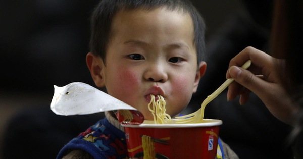 Lạm dụng mì ăn liền dẫn đến suy dinh dưỡng ở hàng triệu trẻ em Đông Nam Á.