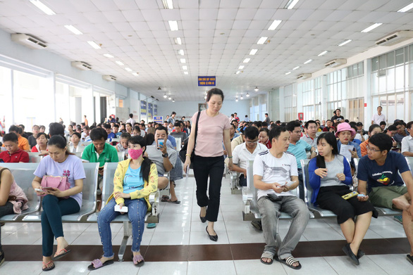 Rất đông khách chờ mua vé tại ga Sài Gòn sáng 20/10.