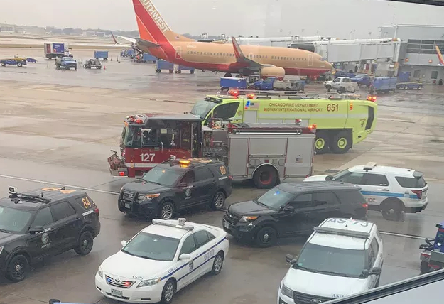 Hành khách rời khỏi máy bay khẩn cấp vì balô bốc khói 