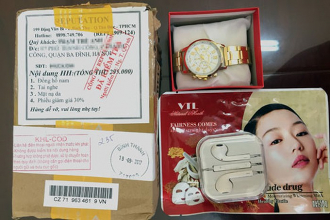 Món quà anh Huynh bị lừa trúng thưởng là chiếc đồng hồ, dây tai nghe và gói mỹ phẩm làm đẹp có trị giá chưa đến 100.000 đồng