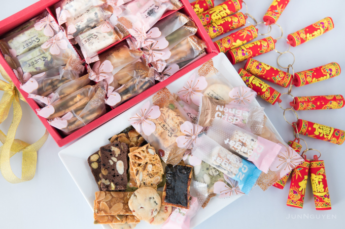 Những hộp quà bánh, kẹo handmade được khách đặt mua rất nhiều.