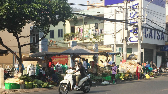 Chợ lá dong hơn 50 năm tuổi ở Sài Gòn đìu hiu vì giá thịt heo tăng cao