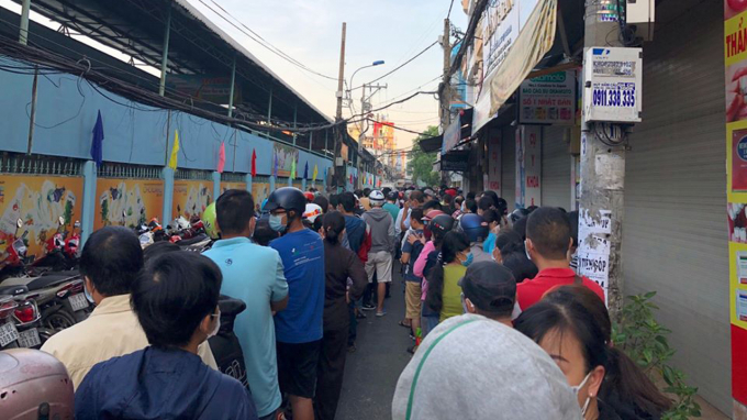 Người Sài Gòn rồng rắn xếp hàng mua khẩu trang tại chợ thuốc tây Quận 10.