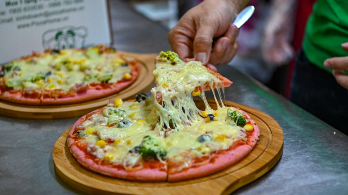 Pizza thanh long độc, lạ giá 55.000 đồng/chiếc