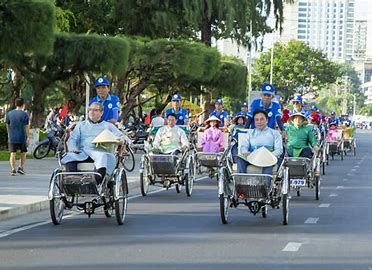 Lãnh đạo tỉnh Khánh Hòa cùng tham gia chương trình Áo dài xuống phố