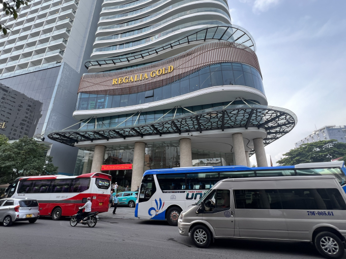 Lộ giới Nha Trang càng chật chội khi lưu lượng xe du lịch ngày càng nhiều, mà không phân luồng...