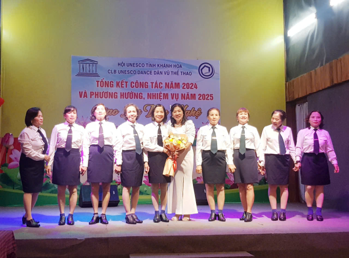 Bà Ngô Thị Duần (áo đần trắng, giữ)- Chủ nhiệm CLB UNESCO Dance Dân vũ Thể thao Khánh Hòa chụp ảnh cùng các chị CLB Soang Xanh