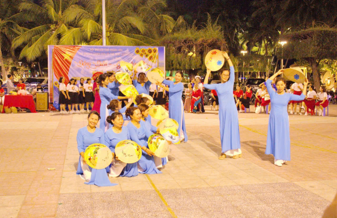 Vũ hội trên bờ biển đồng hành Festival Biển