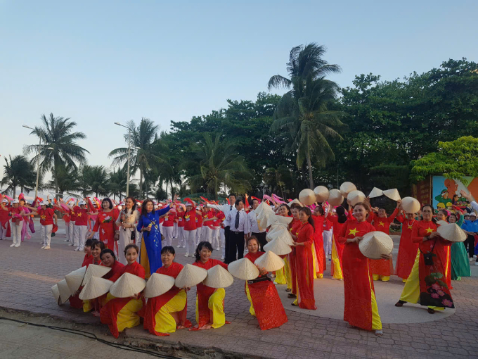 Nhiều lễ hội diễn ra trên bờ vịnh Nha Trang vào các dịp Lễ, Tết