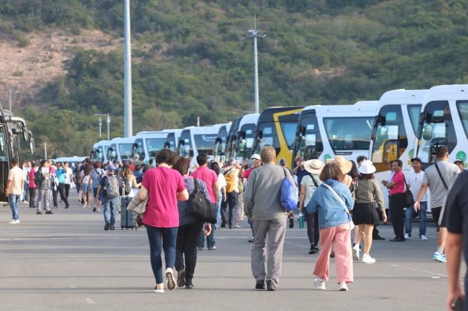 Trên 2.600 du khách trên 2 tàu biển quốc tế đã rời tàu để lên xe trung chuyển vào TP.Nha Trang