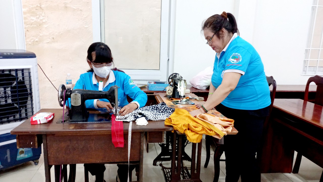 Chị em hội viên sẵn sàng chỉnh sửa những chiếc áo dài để vừa ý các chị em hội viên được nhận