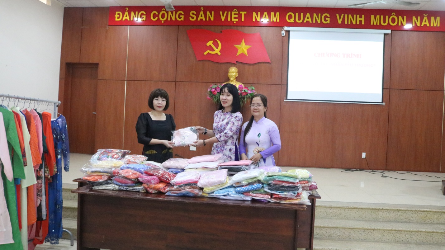 Đại diện Hội LHPN tỉnh Khánh Hòa trao hàng trăm chiếc áo dài tặng hội viên phụ nữ khó khăn cho đại diện Hội LHPN TP.Nha Trang