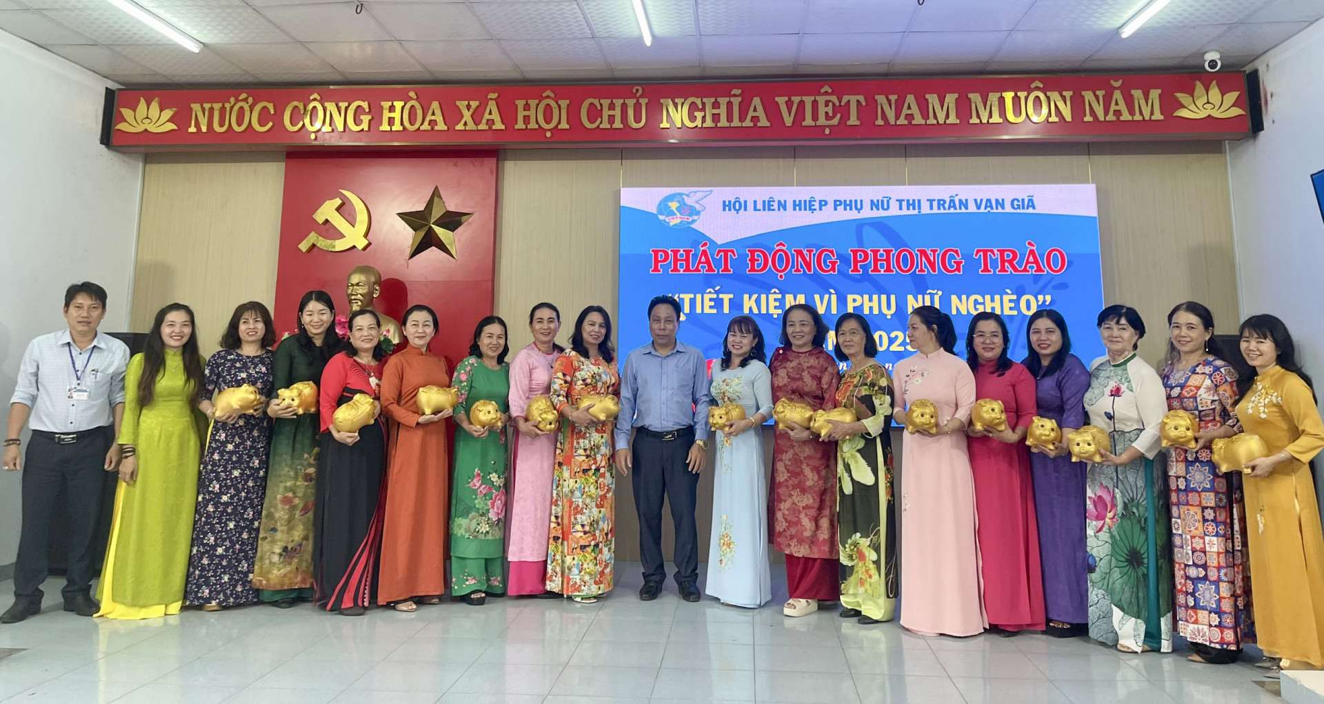 Hội LHPN thị trấn Vạn Giả, huyện Vạn Ninh phát động chương trình Tiết kiệm vì phụ nữ nghèo.