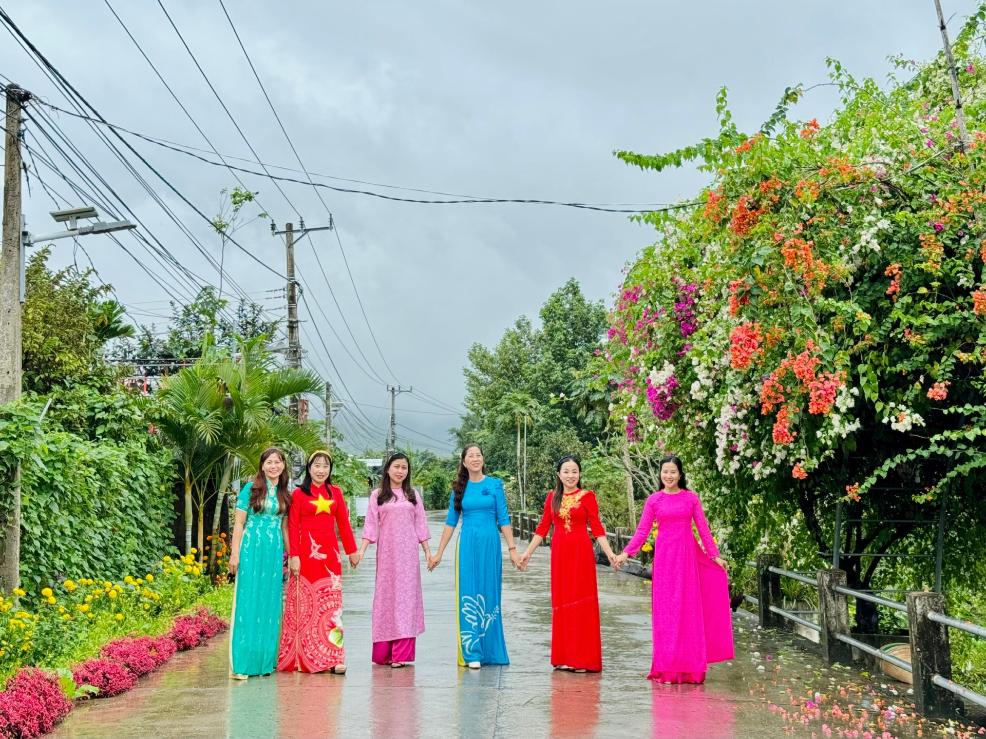 Hưởng ứng tuần áo dài do Hội LHPN tỉnh phát động, chị em cùng khoe sắc