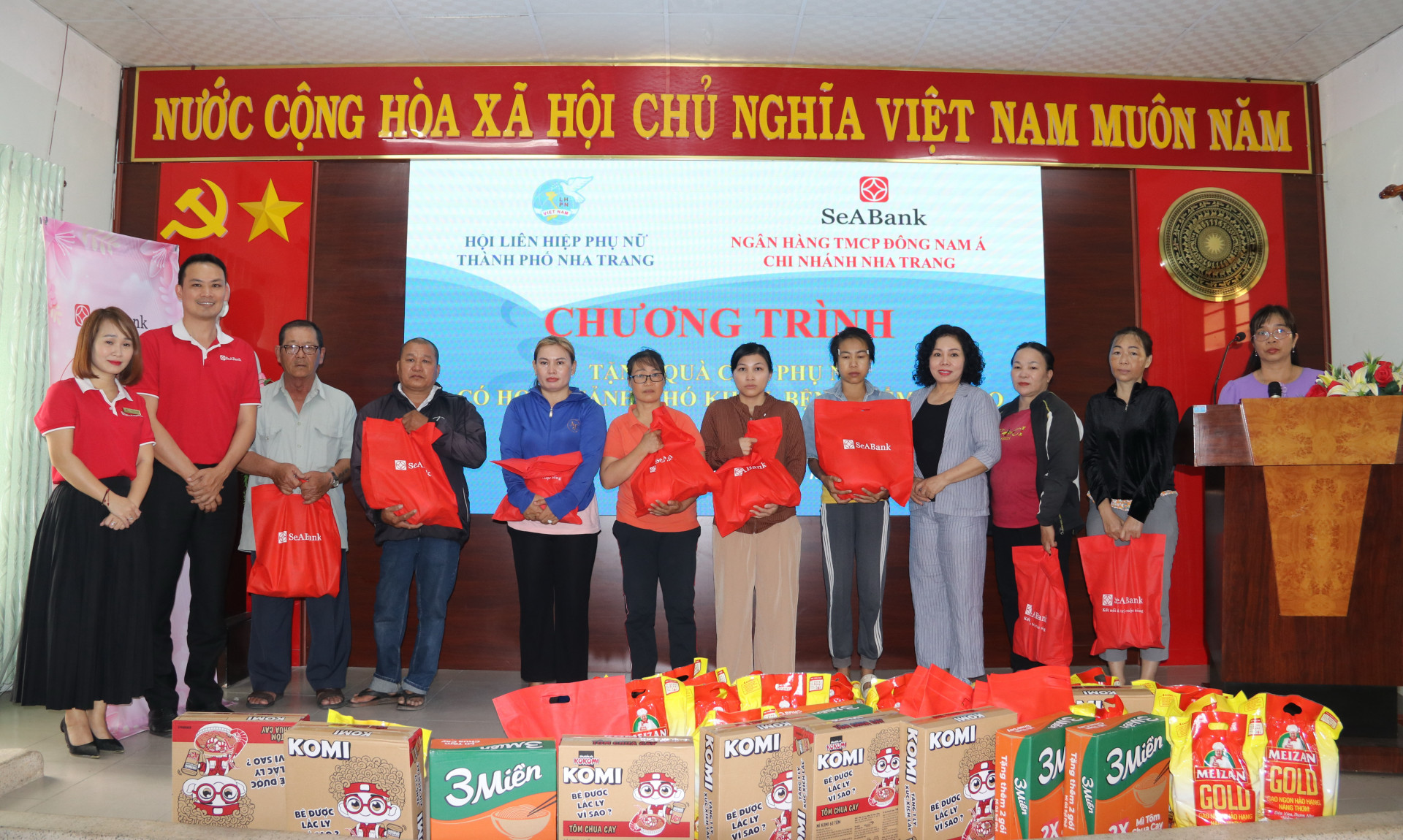 Lãnh đạo Hội LHPN TP. Nha Trang và đại diện ngân hàng tặng quà cho phụ nữ có hoàn cảnh khó khăn