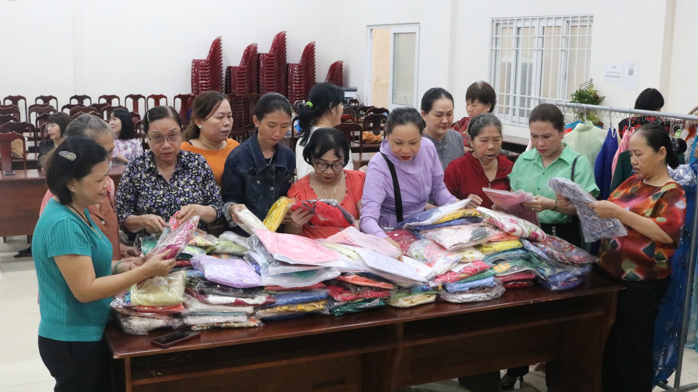 Trao áo dài nhận yêu thương cho phụ nữ nghèo TP.Nha Trang