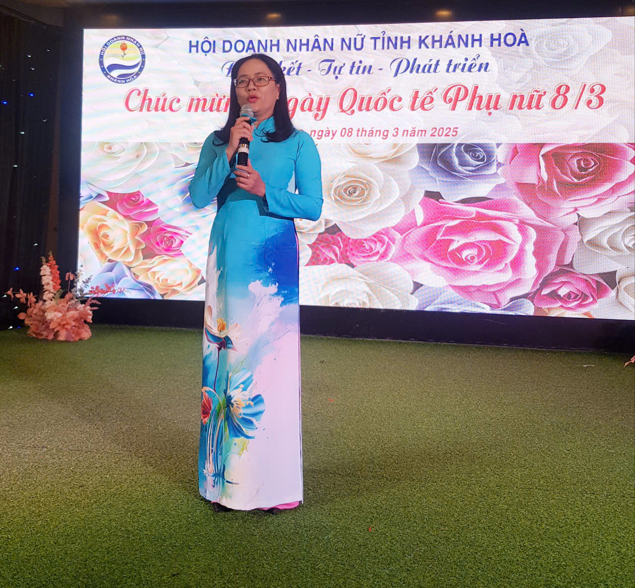 Bà Nguyễn Hoàng Vân Hạ- Phó Chủ tịch Hội LHPN tỉnh Khánh Hòa đến tham dự và chúc mừng các chị em Hội Nữ Doanh nhân Khánh hòa