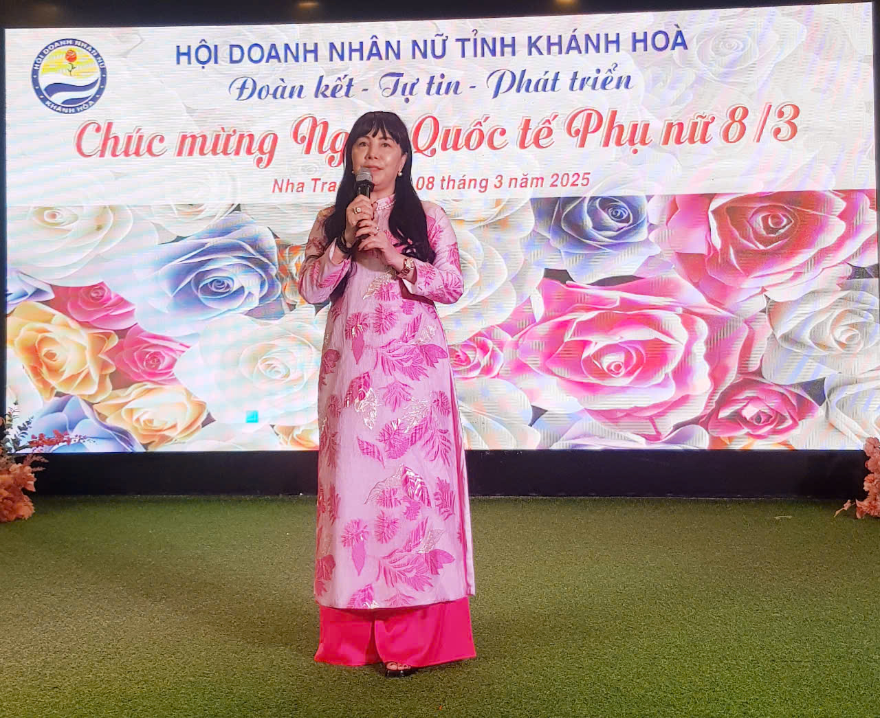 Bà Nguyễn Mỹ Huệ- Phó Chủ tịhc Hội Nữ Doanh nhân Khánh Hòa có đôi lời tri ân chị em đại biểu và hội viên đà đồng hành cùng sự phát triển của Hội