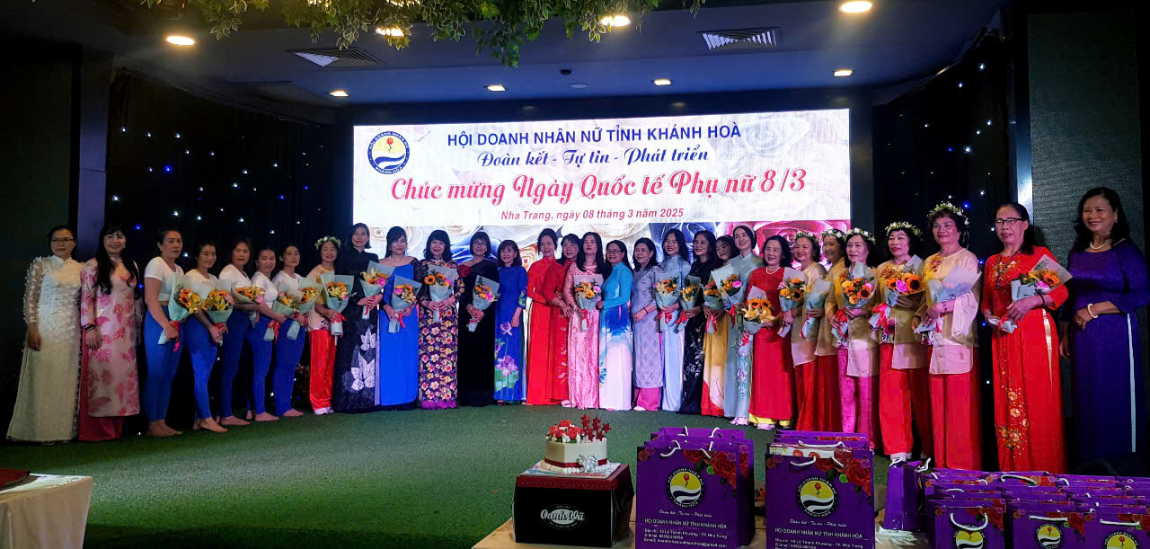 Ban chấp hành Hội Nữ Doanh nhân Khánh Hòa trao tặng hoa cho các diễn viên hội viên