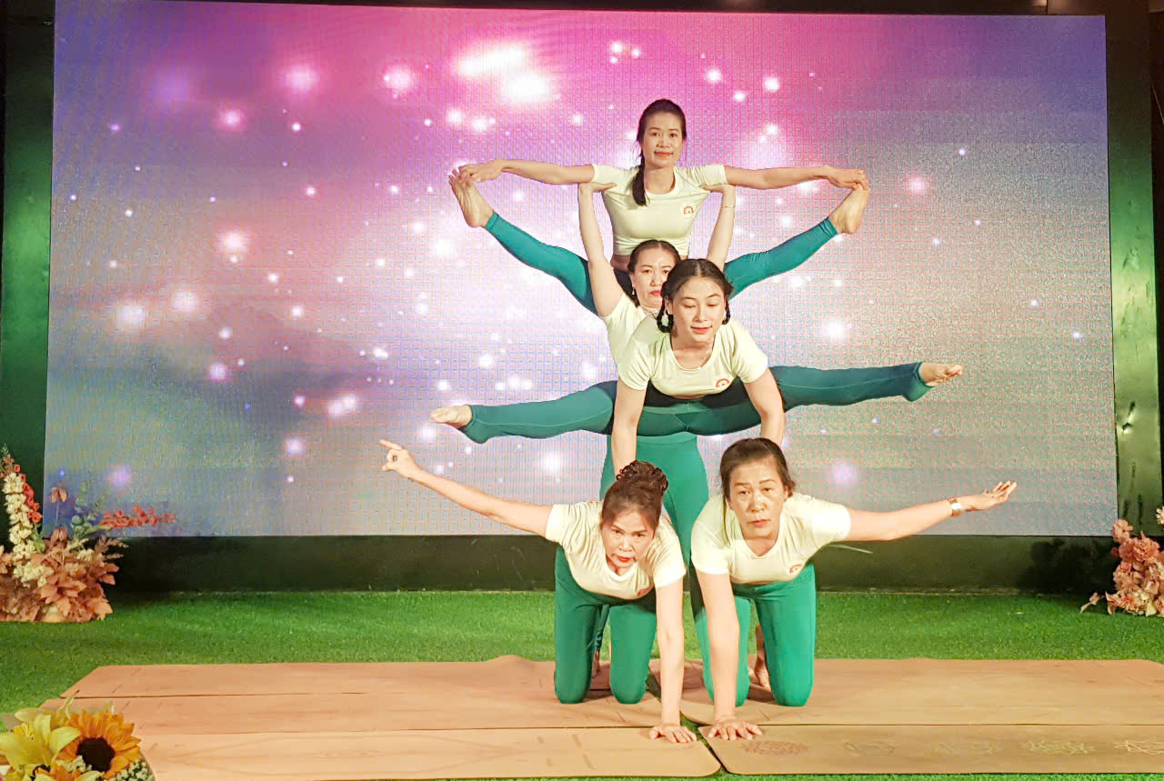 Biểu diễn yoga tạo hình của hội viên