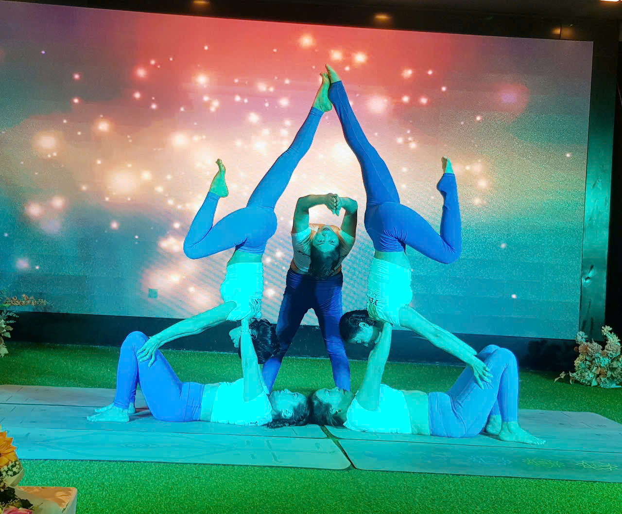 Biểu diễn yoga tạo hình đẹp mắt của chị em hội viên nữ doanh nhân