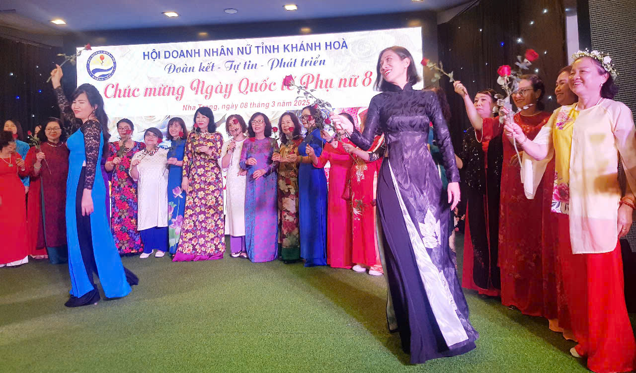 Các diễn viên nữ doanh nhân cùng giao lưu