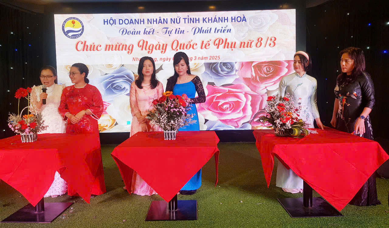 Các nữ doanh nhân đã tham gia thi cắm hoa trong thời gian 5 phút và thuyết trình hoa về chủ đề Người Mẹ