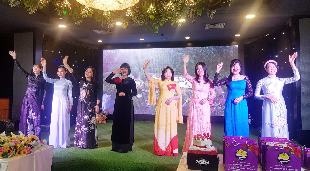 Đội quân biểu diễn sàn catwalk