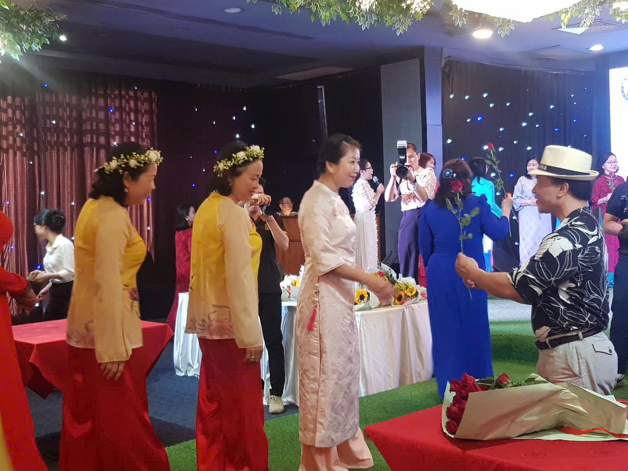 Một quý ông đến dự chỉ để trao tặng mỗi chị em hội viên nữ doanh nhân một cành hoa hồng