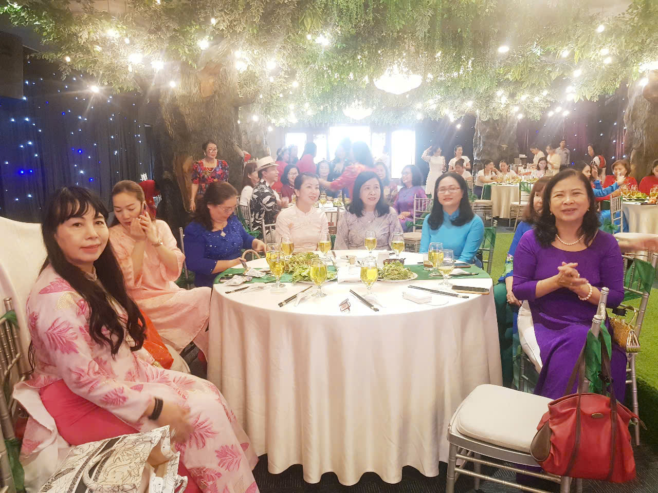 Nhiều nữ lãnh đạo các Sở, ngành địa phương tham dự