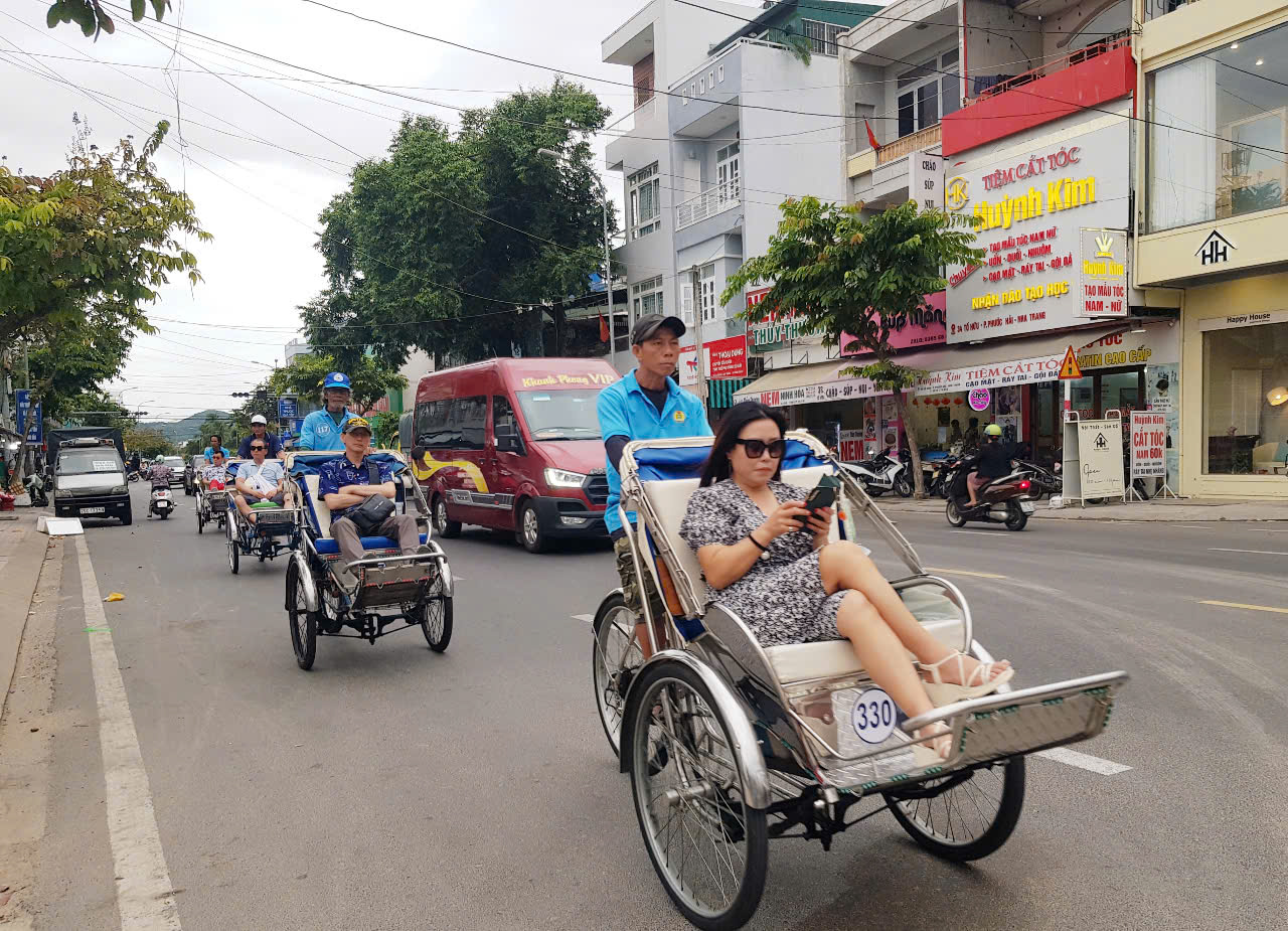 Tour tham quan nội thành Nha Trang bằng xe xích lô cũng được nhiều du khách quốc tế lựa chọn