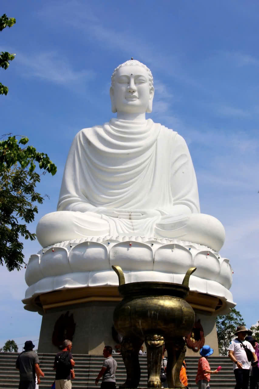 Bảo tượng Ông Phật Trắng ngự trên đỉnh đồi Trại Thủy- Biểu tượng tâm linh của Xứ Trầm Hương