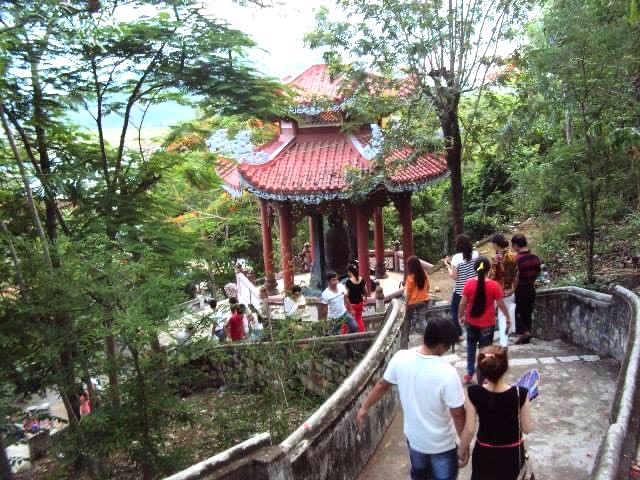 Con đường dẫn lên Ông Phật Trắng đi từ Chùa Long Sơn,193 bậc cấo Giác Ngộ.