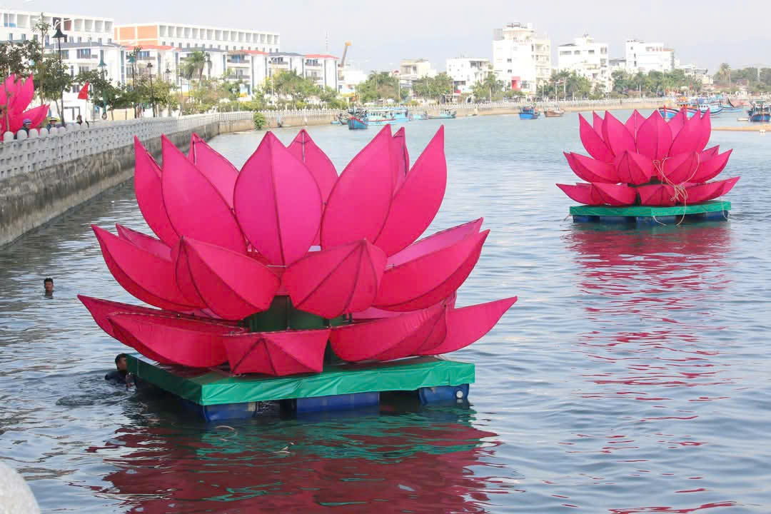 Lễ thả hoa đăng truyền thống tren sông Cái ra cửa biển Hà Ra vào mỗi mùa Đại lễ Phật Đản tại Khánh Hòa