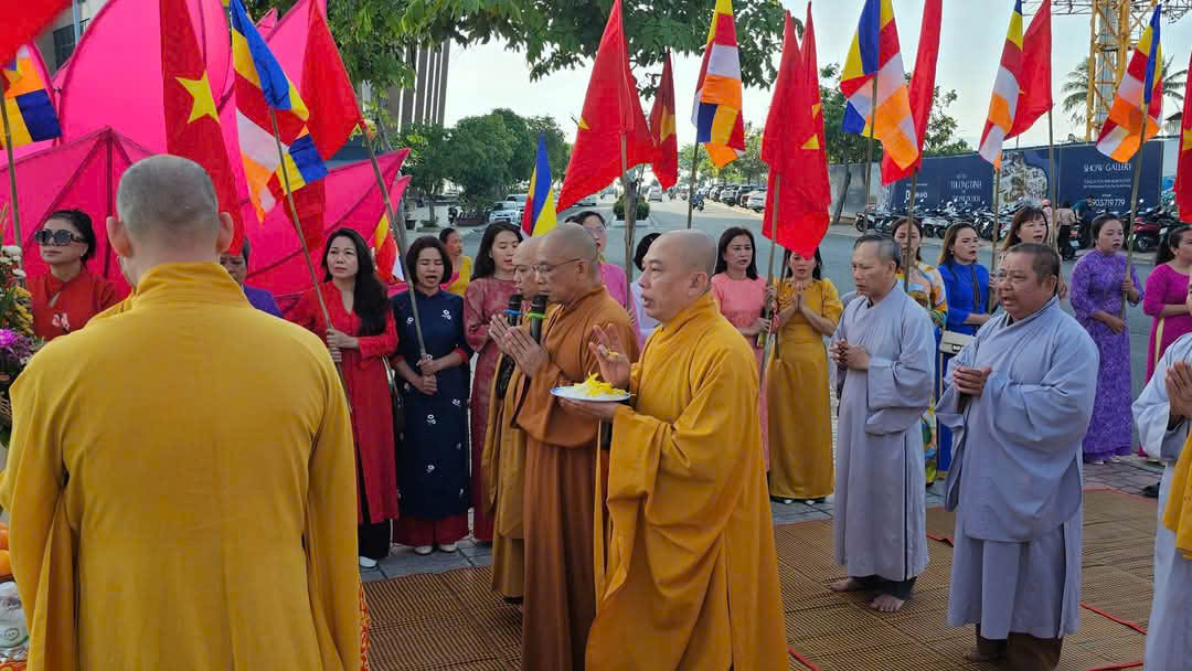 Nghi lễ thả Hoa Đăng trên sông Cái- nơi cửa biển bờ kè Hà Ra