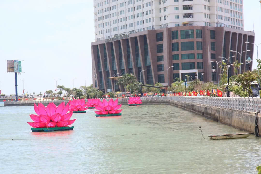 Những đóa Hoa Sen khổng lồ đang trôi lần ra biển lớn mang theo lòng đồng tâm nguyện cầu quốc thái dân an của Phật tử Xứ Trầm Hương