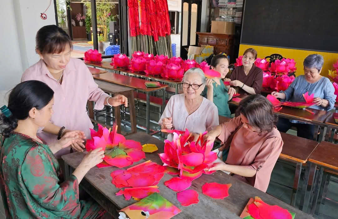 Những Phật tử thuần thành tự tay kết đèn hoa trang trí Đại Lễ Vesak 2025