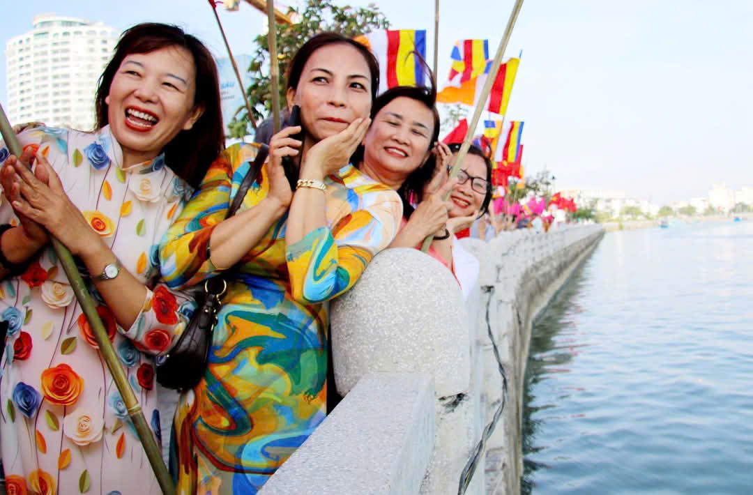 Niềm hân hoan Đón mừng Đại lễ Khánh Đản trong Lễ thả Hoa đăng