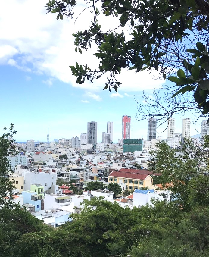 Từ chân Ông Phật Trắng chúng ta có thể ngắm toàn cảnh trung tâm TP.Nha Trang